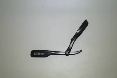 A swappable blade, folding straight razor